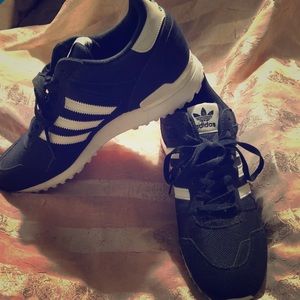 Adidas Zx 700 in night navy